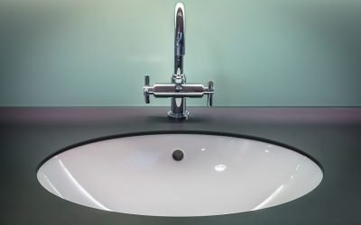 Comment déboucher le lavabo de la salle de bain sans produits chimiques ?